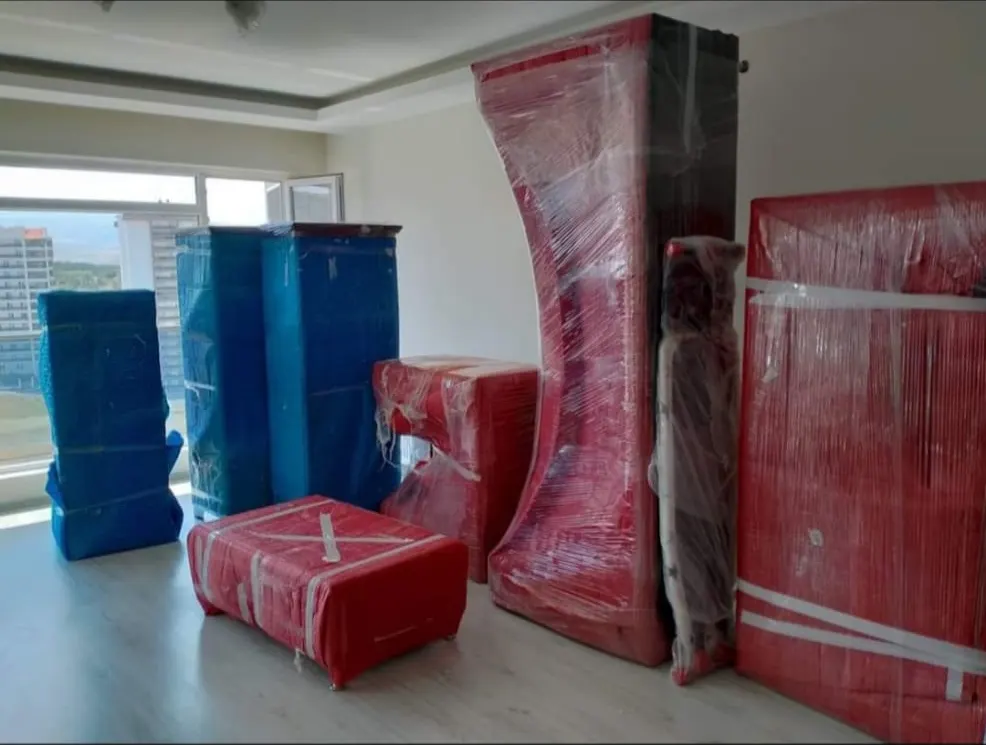 Koruyucu örtüyle paketlenmiş mobilyalar taşınmaya hazır